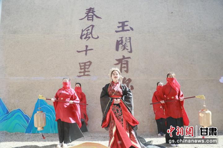 3月7日，世界文化遗产玉门关遗址景区举办了一场主题为“春风十里·玉关有你”的女神节活动。玉门关遗址景区供图